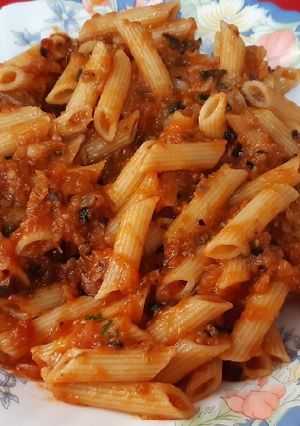 Una foto de Macarrones con salsa de sardinas en salazón, aceitunas negras y alcaparras