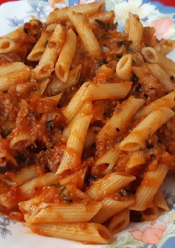 Una foto de Macarrones con salsa de sardinas en salazón, aceitunas negras y alcaparras