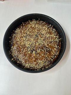 صورة لوصفة كيكة التمر بصوص التوفي