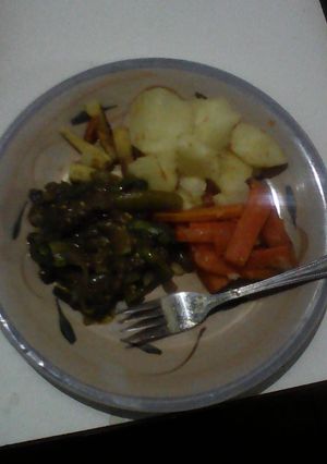 A picture of Fried and boiled vegetables.