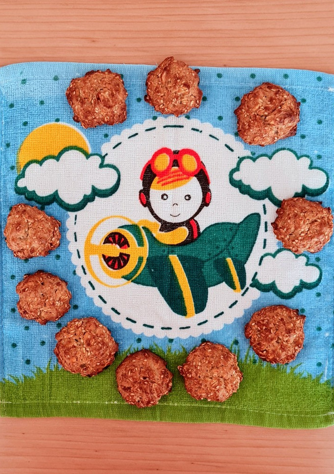 Una foto de Galletas de avena con bananas "exánimes" 🍌 sin azúcares agregados 🍌 para hacer y comer con niños ♥