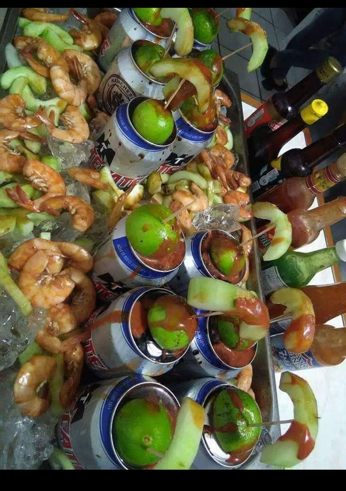 Una foto de Charola de cerveza, con camarones estilo norteño