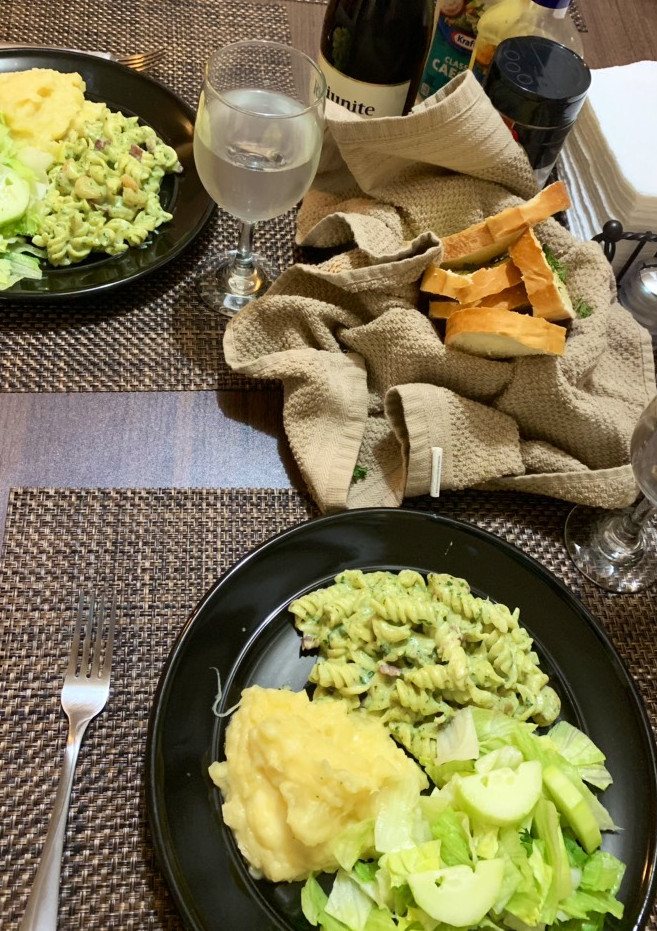 Una foto de Pasta crema con perejilY camarones