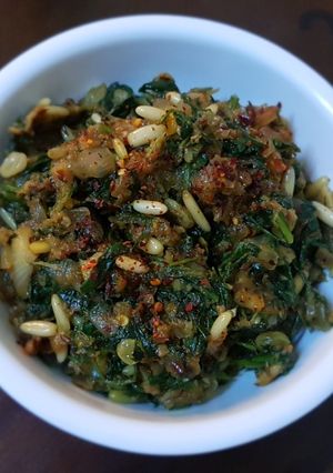 A picture of Spinach-pine nuts (palak chilgoza).