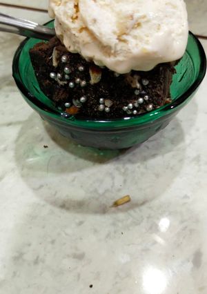 ચોકો બ્રાઉની વીથ આઈસ્ ક્રીમ (Choco Brownie With Ice- Cream Recipe In Gujarati) રેસીપી મુખ્ય ફોટો