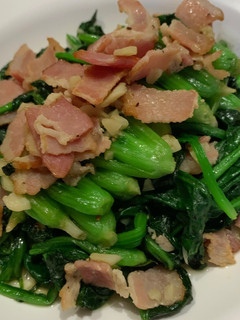 煙肉蒜蓉炒菠菜 的食譜成品照片