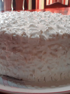 Una foto de Torta de cumpleaños: duraznos con crema y dulce de leche