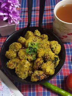 દુધી ઓનીઅન મુઠિયા (યુનીક સ્ટાઇલ રેસિપીઝ)(Dudhi Onion Muthia Recipe In Gujarati) રેસીપી મુખ્ય ફોટો