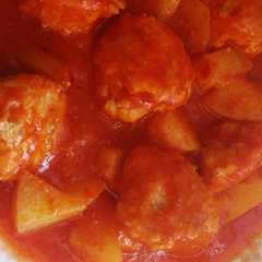 Una foto de Albóndigas en salsa con Mambo