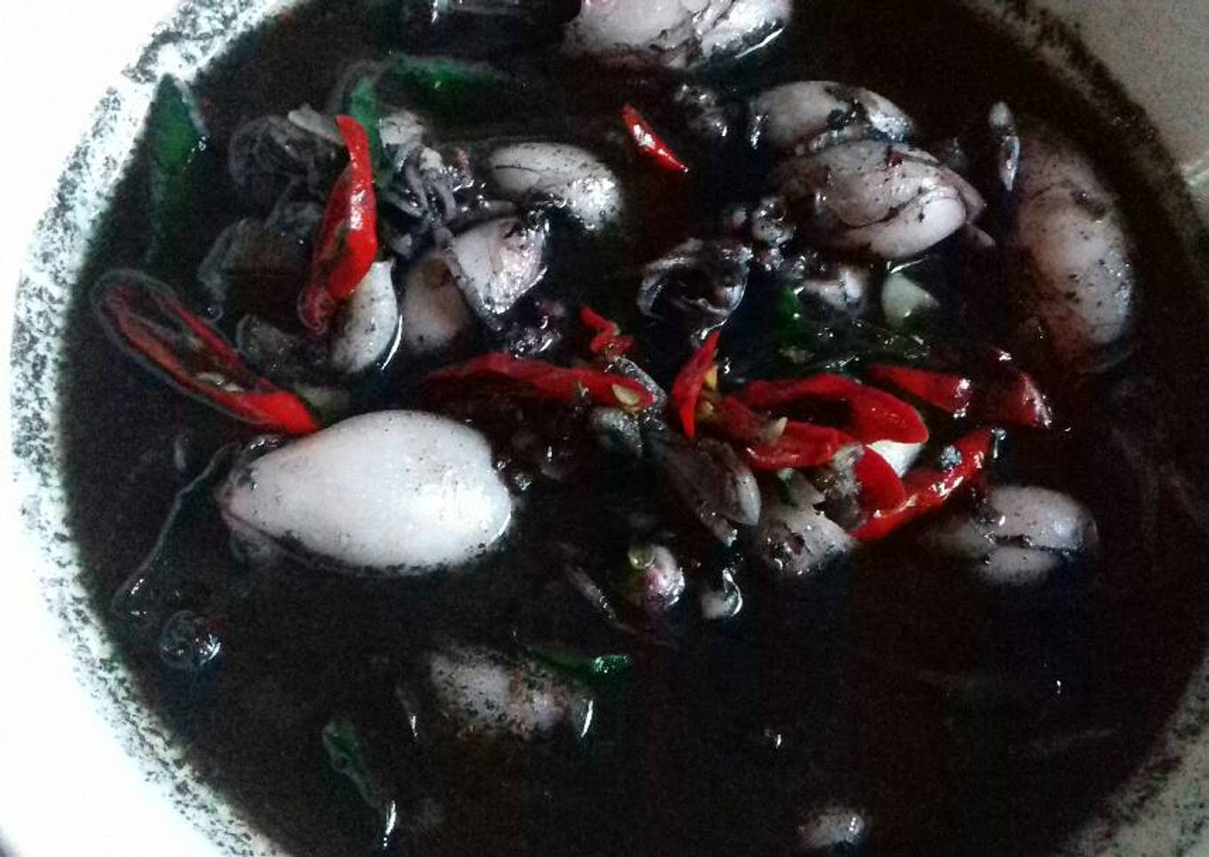 Sotong dengan jus hitam