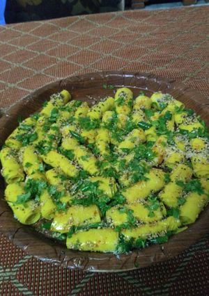 A picture of Gujrati khandvi.