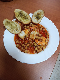 Una foto de Guiso marinero de garbanzos con bacalao y langostinos