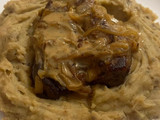 Tapa de asado con salsa de mostaza y puré de papas