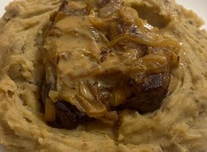 Una foto de Tapa de asado con salsa de mostaza y puré de papas