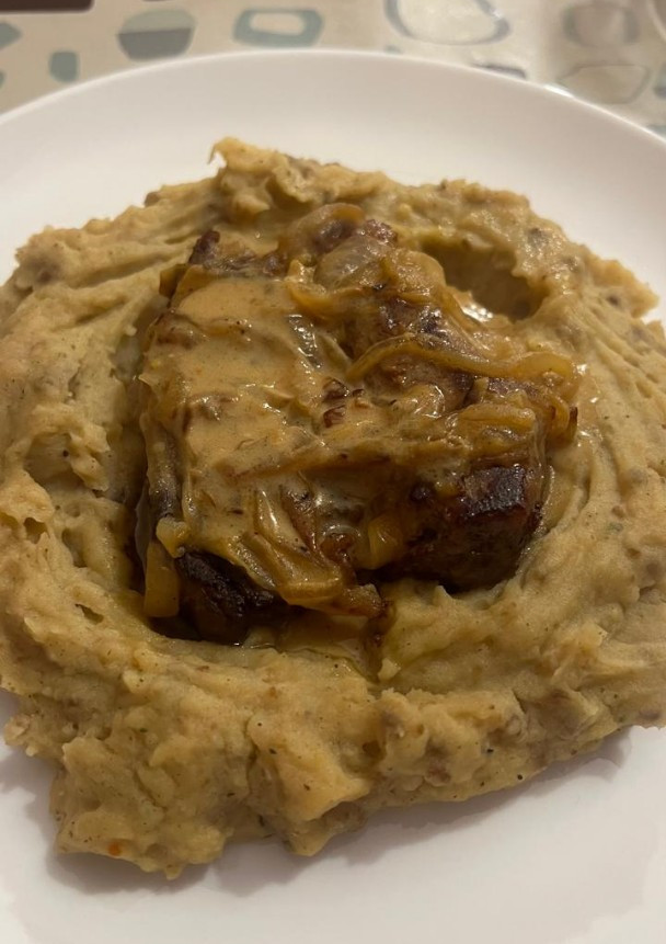 Una foto de Tapa de asado con salsa de mostaza y puré de papas