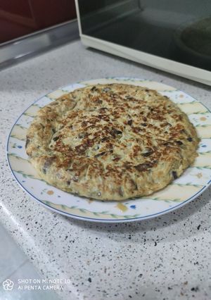 Una foto de Tortilla de ajetes y champiñones
