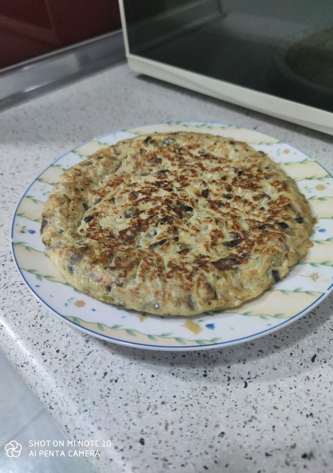 Una foto de Tortilla de ajetes y champiñones