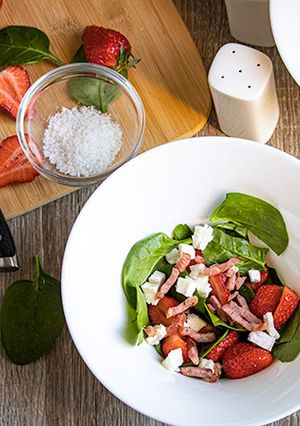 Une photo de Salade de pousses d’épinards et fraises
