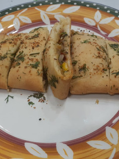 ગાર્લિક બ્રેડ (Garlic Bread Recipe In Gujarati) રેસીપી મુખ્ય ફોટો