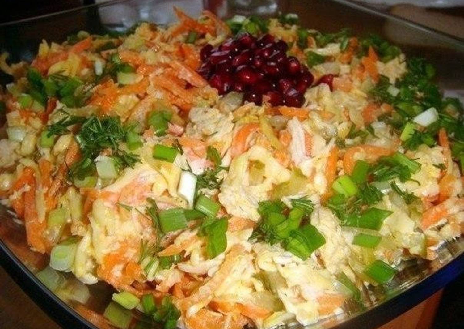Салат с копчёной курицей. Салат лисичка с грибами. Салат с курицей и лисичками рецепт. Салат с курицей и лисичками рецепт. Салат лисичка с корейской морковкой и курицей.