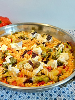 Una foto de Pasta integral con cherrys, brócoli y ricotta