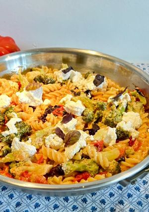 Una foto de Pasta integral con cherrys, brócoli y ricotta
