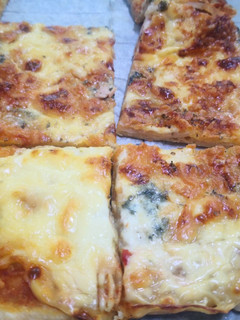 Una foto de Pizza 4 quesos