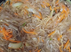 Hình của món Miến xào Hàn Quốc sợi to.