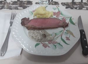 Una foto de Rosbif de ternera asturiana, con su acompañamiento