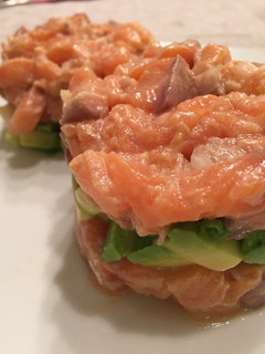 Una foto de Tartar de salmón