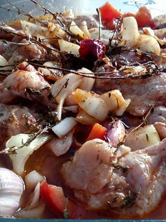 Una foto de Adobo de muslitos o trozos de pollo a la Canaria