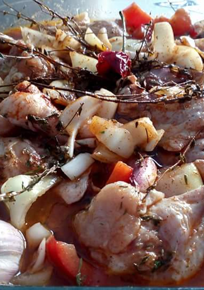 Una foto de Adobo de muslitos o trozos de pollo a la Canaria
