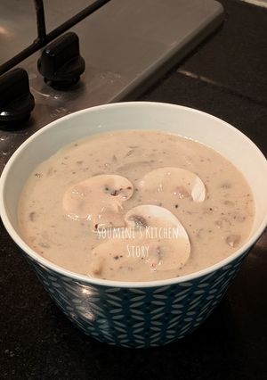 A picture of Mushroom soup.