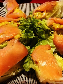Una foto de Ensalada de cogollos y salmón con vinagreta de mostaza y pepinillos
