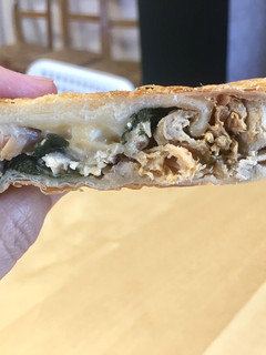 Una foto de Hojaldre relleno de pollo, espinacas y queso