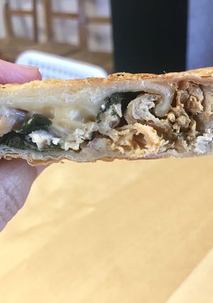 Una foto de Hojaldre relleno de pollo, espinacas y queso