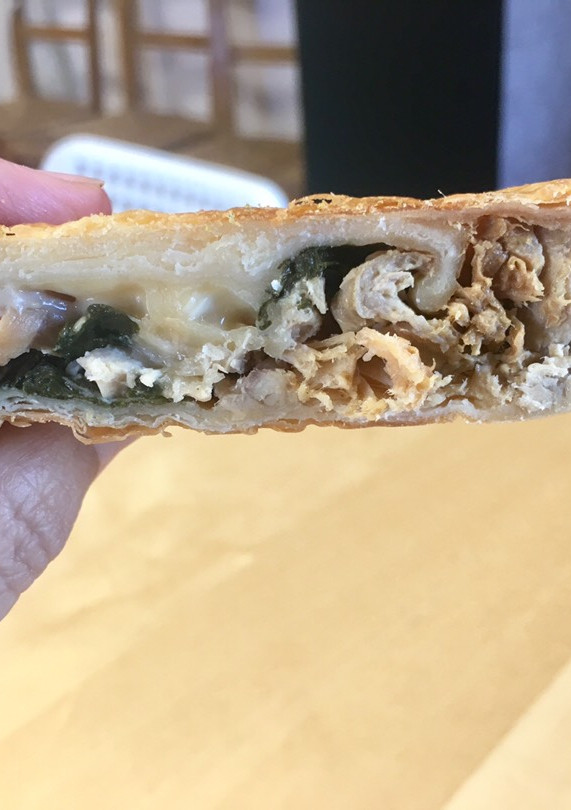 Una foto de Hojaldre relleno de pollo, espinacas y queso