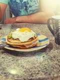 Sándwich de hotcakes coronado con huevo frito