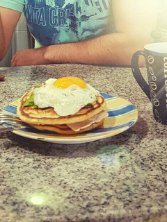 Una foto de Sándwich de hotcakes coronado con huevo frito