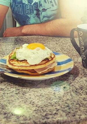 Una foto de Sándwich de hotcakes coronado con huevo frito