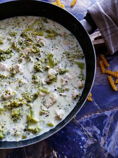 Brokkolis -csirkés tészta tejszínes sajtmártásban recept fotója