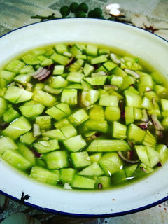 Una foto de Ensalada de pepino con zumo de uvas verdes 🥒