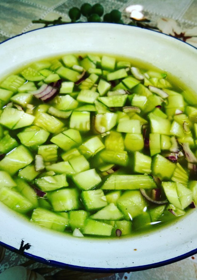Una foto de Ensalada de pepino con zumo de uvas verdes 🥒