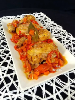Una foto de Muslos de pollo con pimiento rojo