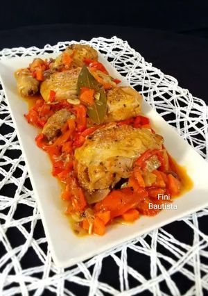 Una foto de Muslos de pollo con pimiento rojo