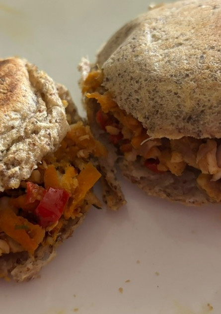Una foto de Arepas de yuca con harina de linaza! Rellenas de guiso de pescado 😍♥️♥️