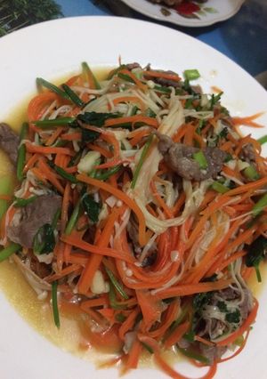Hình của món Bò xào nấm kim châm.