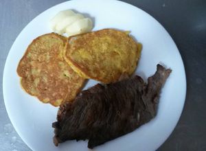 Una foto de Arepitas de papa y huevo con carne magra asada. Para niños con tdah.😙