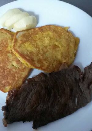 Una foto de Arepitas de papa y huevo con carne magra asada. Para niños con tdah.😙