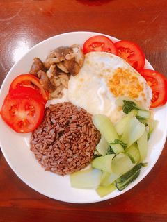 Hình của món Eat clean 1: (gạo lứt, cải thìa, trứng, nấm).